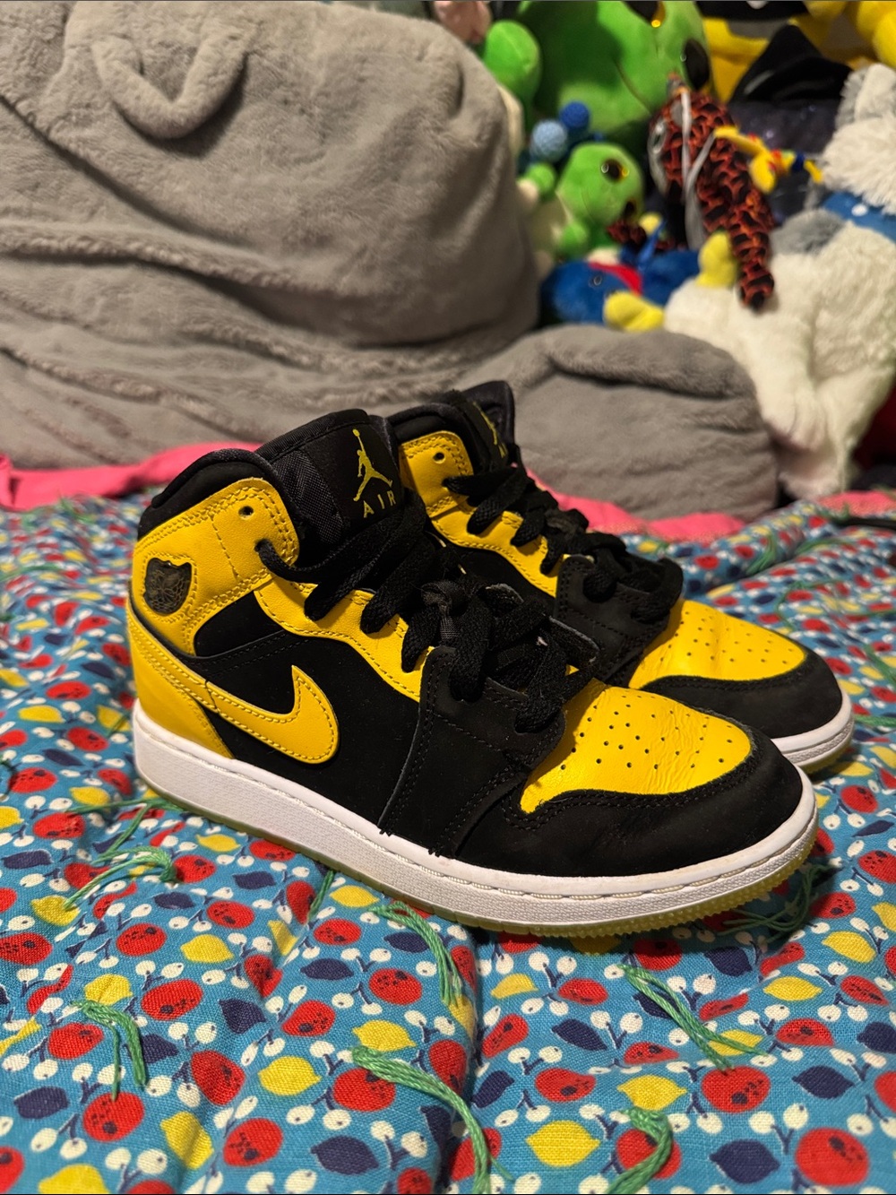 Nike Jordan Kids Yellow and Black Air Jordan Mid Se Mid-Top Sneakers 4y
